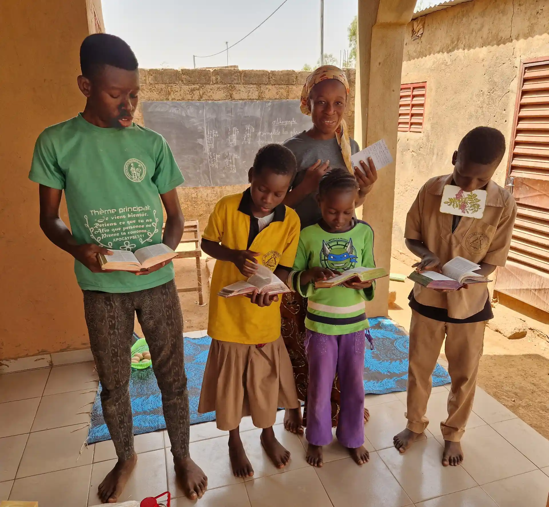 1_dzieci czytają Biblie